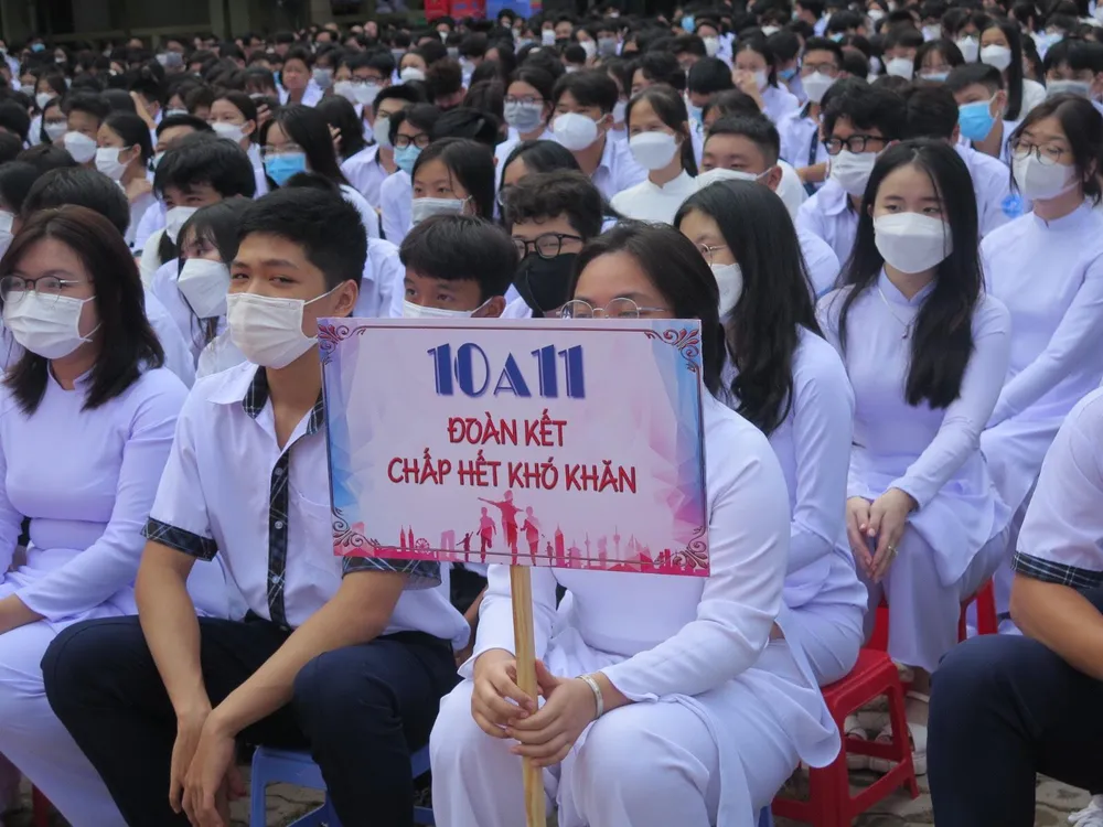 Các khối lớp 10 trường THPT Trần Văn Giàu với những câu khẩu hiệu ấn tượng. Ảnh: PHẠM ANH