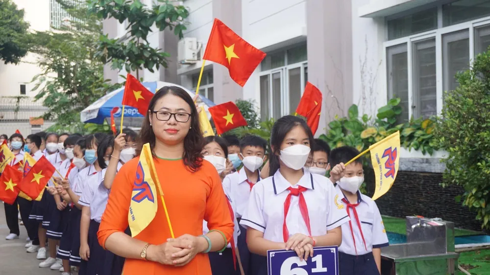 Cô trò lớp 6 trường THCS Phan Văn Trị hân hoan đón chào năm học mới. Ảnh: NGUYỄN QUYÊN