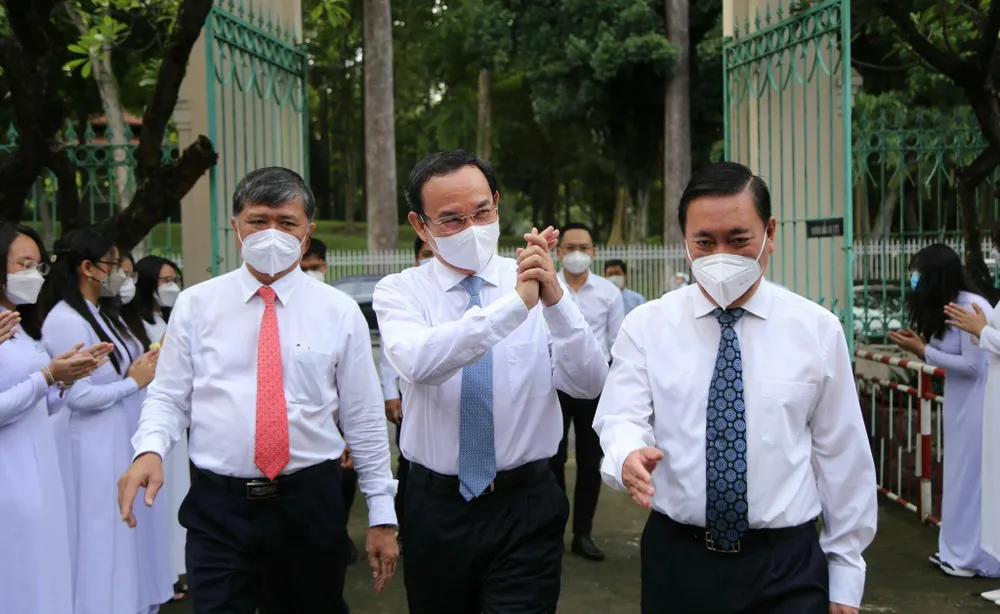 Bí thư Thành ủy TP.HCM Nguyễn Văn Nên dự lễ khai giảng tại trường THPT Lê Quý Đôn. Ảnh: TRƯỜNG GIANG