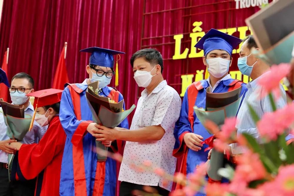 Học sinh lớp 10 có thành tích cao tặng hoa tri ân cho cha mẹ trong ngày khai giảng tại trường THPT Lê Quý Đôn. Ảnh: TRƯỜNG GIANG