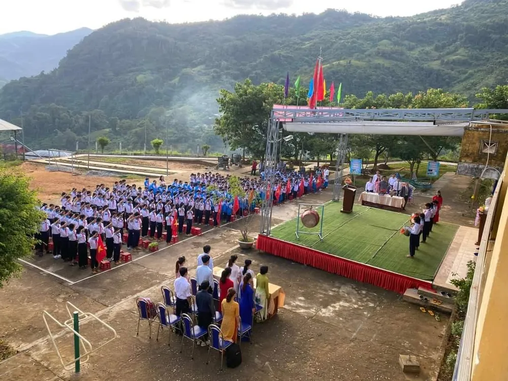 Khai giảng ở trường Phô thông dân tộc bán trú tiểu học - THCS Trà Nam. Ảnh: Thầy Chín