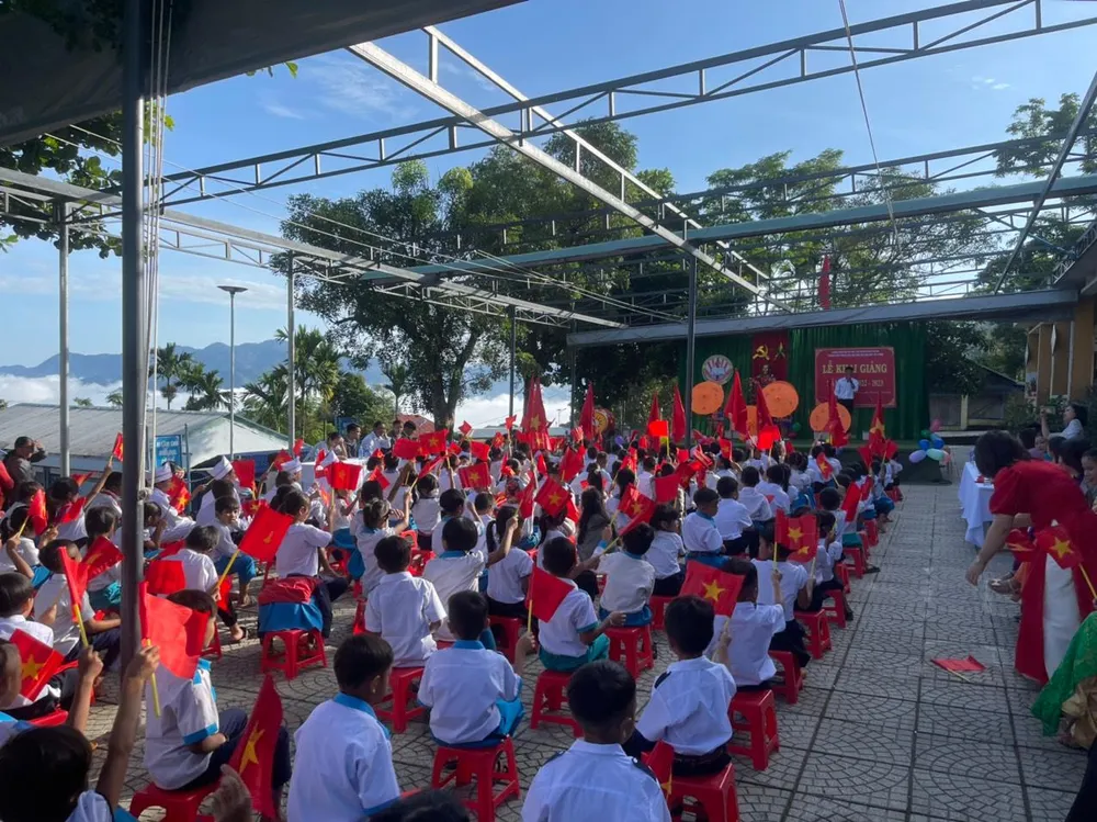 Khai giảng ở trường Phổ thông dân tộc bán trú tiểu học Vừ A Dính (xã Trà Don). Ảnh: Thầy Vỹ