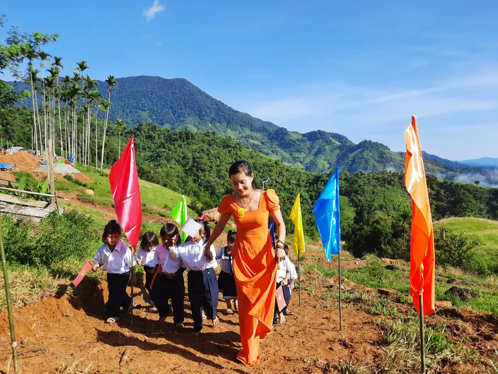 Học sinh đến dự lễ khai giảng ở điểm trường Tăk Pổ, trường Phổ thông dân tộc bán trú tiểu học Trà Tập (xã Trà Tập). Ảnh: Cô Thu