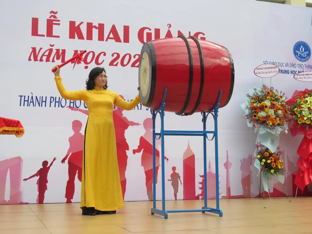 Bà Phan Thị Thắng, Phó chủ tịch UBND TP.HCM đánh trống khai giảng tại trường THPT Trần Văn Giàu. Ảnh: PHẠM ANH