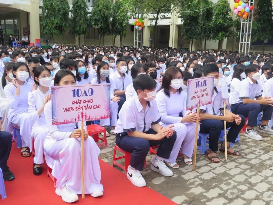 Những câu khẩu hiệu &quot;chất như nước cất&quot; của các em học sinh trường THPT Trần Văn Giàu. Ảnh: PHẠM ANH