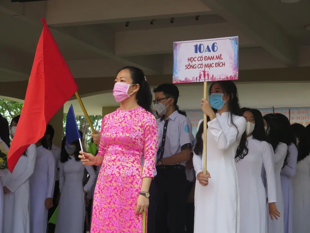 Những câu khẩu hiệu &quot;chất như nước cất&quot; của các em học sinh trường THPT Trần Văn Giàu. Ảnh: PHẠM ANH