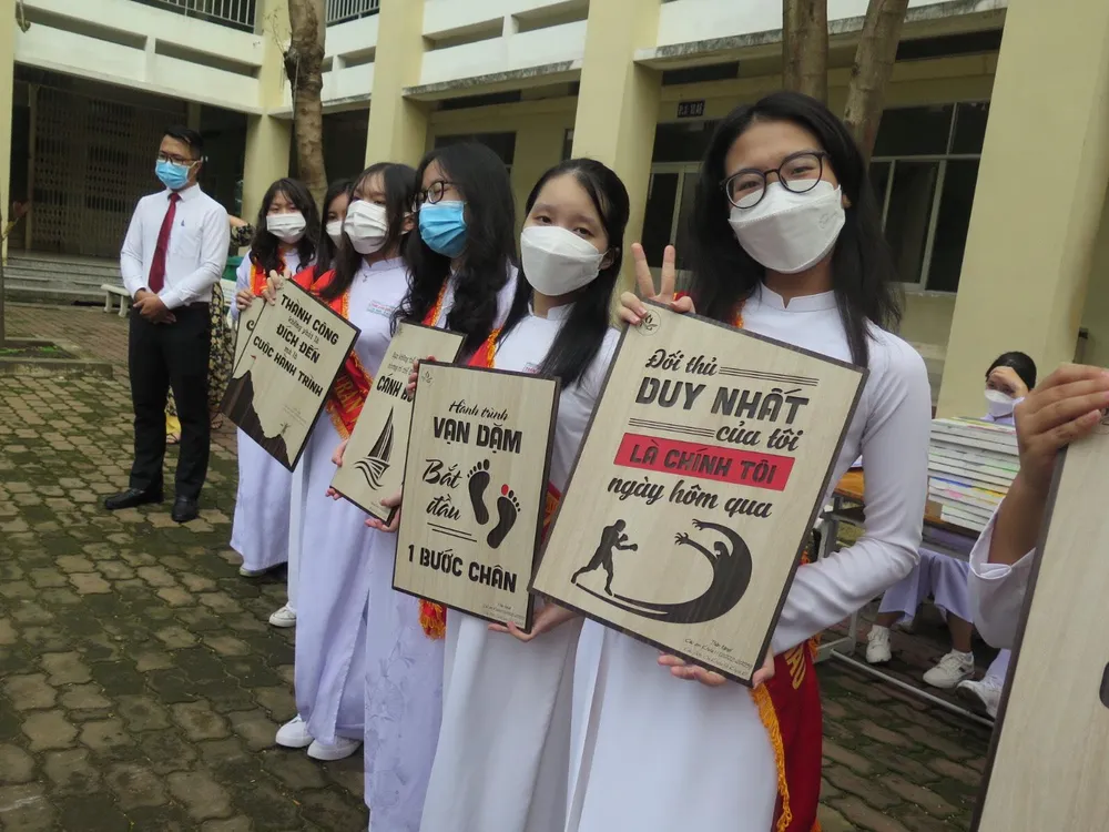 Những câu khẩu hiệu &quot;chất như nước cất&quot; của các em học sinh trường THPT Trần Văn Giàu. Ảnh: PHẠM ANH