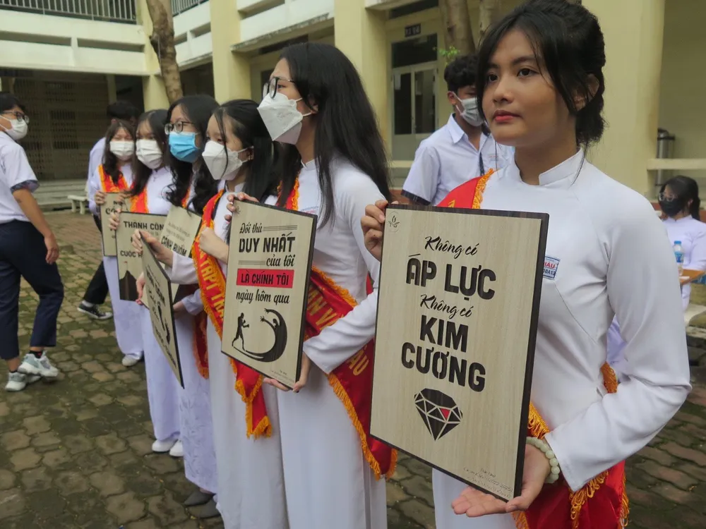 Những câu khẩu hiệu &quot;chất như nước cất&quot; của các em học sinh trường THPT Trần Văn Giàu. Ảnh: PHẠM ANH