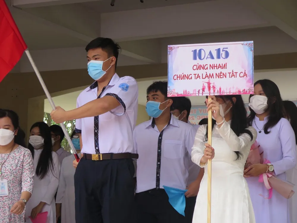 Những câu khẩu hiệu &quot;chất như nước cất&quot; của các em học sinh trường THPT Trần Văn Giàu. Ảnh: PHẠM ANH