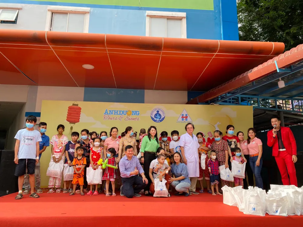 Bệnh viện trao quà cho bệnh nhi và con em nhân viên có hoàn cảnh khó khăn. Ảnh: MINH THẢO