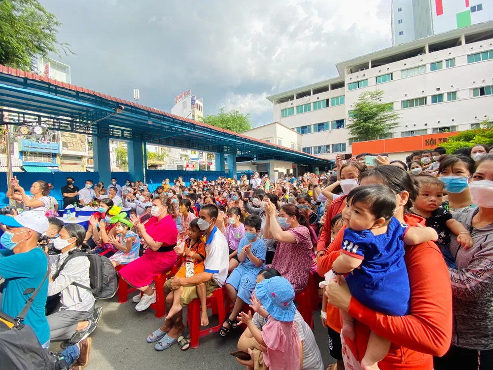 Các bệnh nhi háo hức xem chương trình &quot;Đêm hội trăng rằm. Ảnh: MINH THẢO