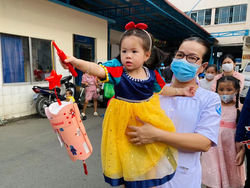 Phụ huynh và bệnh nhi háo hức xem chương trình Đêm hội trăng rằm. Ảnh: MINH THẢO