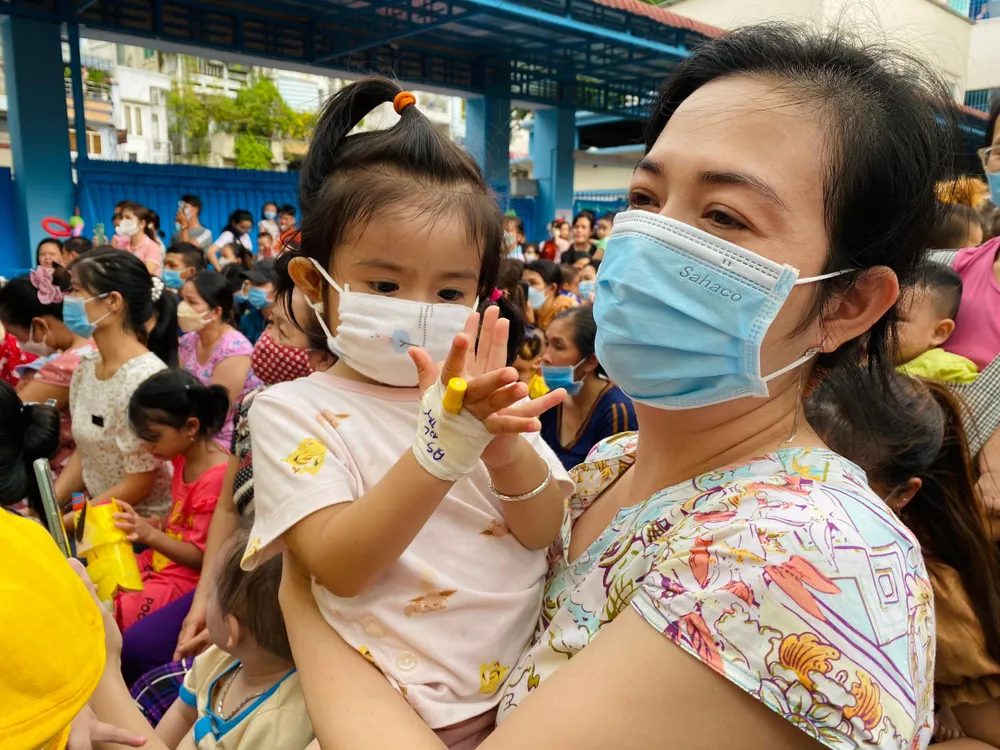 Phụ huynh và bệnh nhi háo hức xem chương trình Đêm hội trăng rằm. Ảnh: MINH THẢO