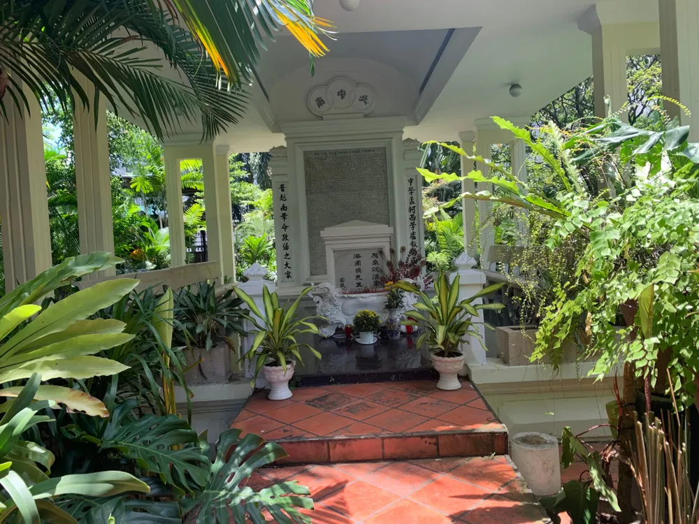 Ngôi mộ của cụ Phan Châu Trinh có nhiều cây xanh bao bọc xung quanh. Ảnh: GIA NGHI
