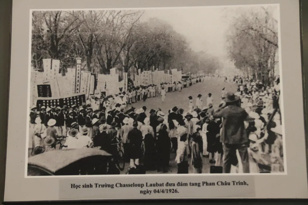 Người dân đưa tiễn cụ Phan Châu Trinh về với đất mẹ. Ảnh chụp tư liệu: GIA NGHI