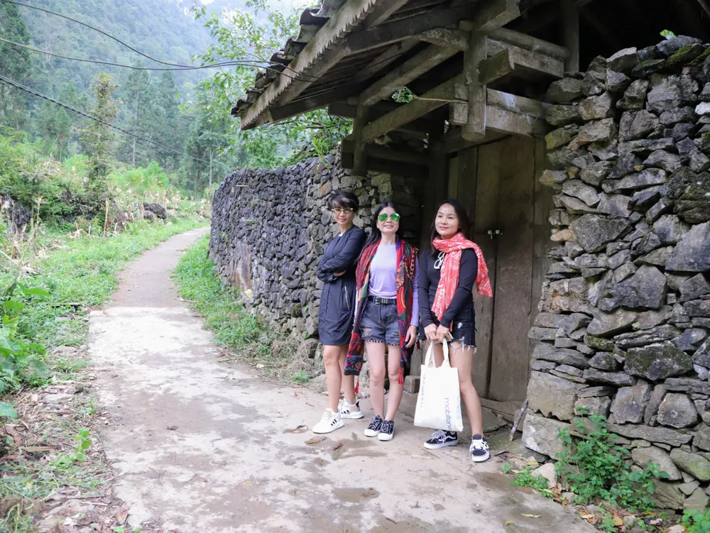 Du khách khám phá, tham quan làng Sảo Há. Ảnh: NÚI XANH