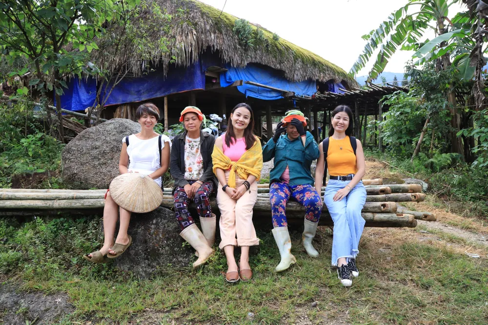 Du khách tham quan ngôi làng độc đáo. Ảnh: NÚI XANH