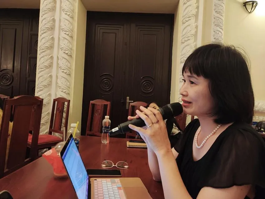 Nhà báo Hòa Bình đặt câu hỏi tại tọa đàm âm nhạc. Ảnh: NGUYỄN TRÀ