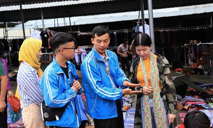 Muốn tìm hiểu văn hóa, tập tục địa phương, hãy đến chợ. Ảnh: NÚI XANH