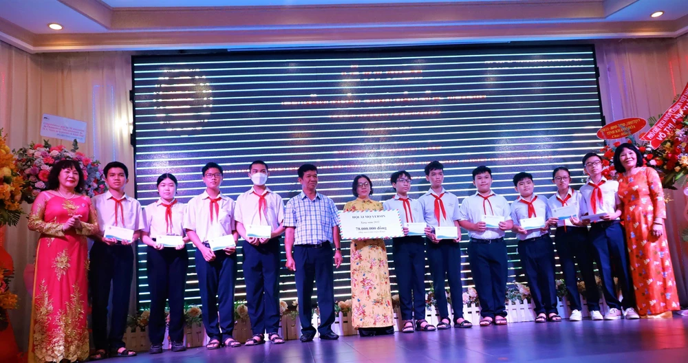 Đại diện BCH Hội trao học bổng cho học sinh và Qũy khuyến học của trường mang tên bác sĩ. Ảnh: CÔNG THI