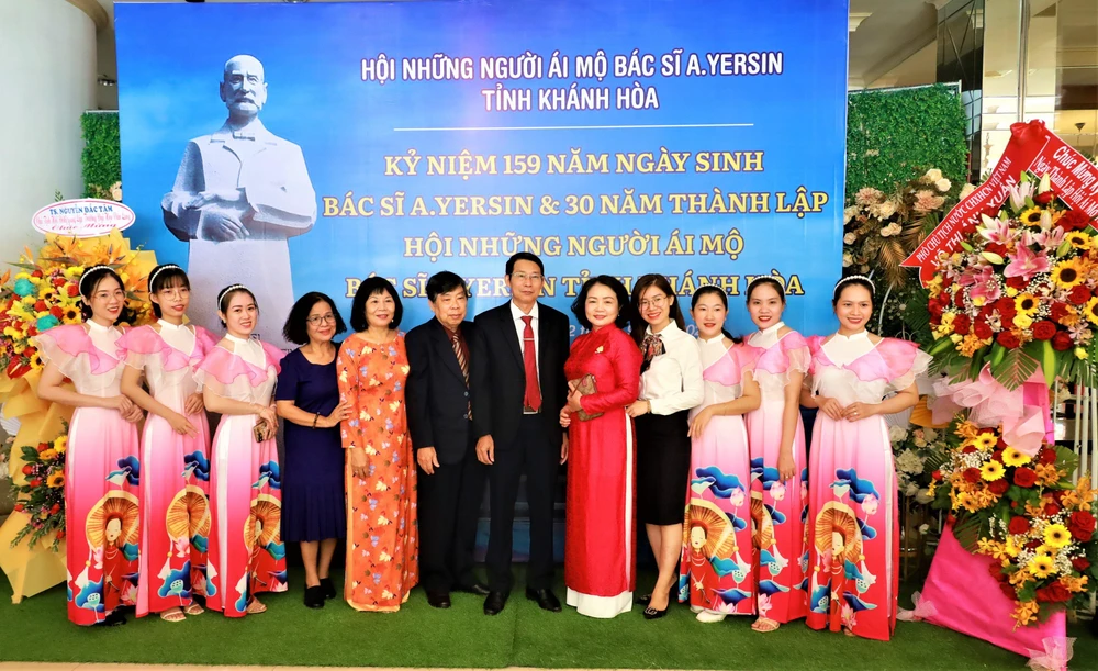 Ông Đinh Văn Thiệu, Phó chủ tịch UBND tỉnh Khánh Hòa cùng các hội viên bên cạnh lẵng hoa do Phó chủ tịch nước gửi đến chúc mừng. Ảnh: CÔNG THI