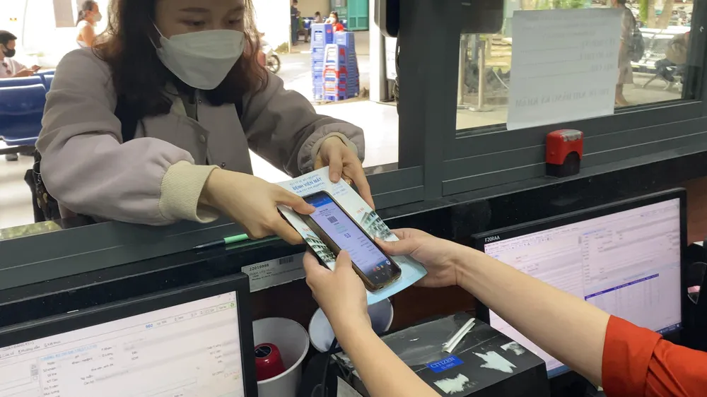 Người bệnh đặt lịch khám qua ứng dụng Medro tại Bệnh viện Mắt TP.HCM. Ảnh: TT