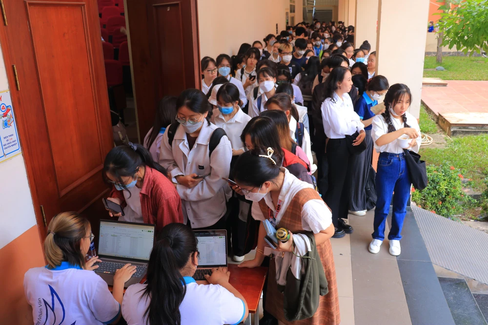 Nhiều sinh viên có mặt từ rất sớm để tham gia buổi giao lưu. Ảnh VÕ THƠ