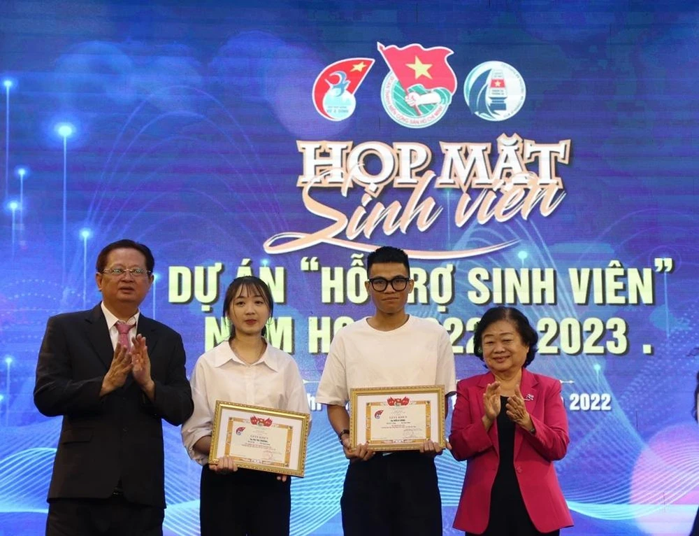 Sinh viên Ma Thị Thương và Điểu K Hùng vừa tốt nghiệp được tuyên dương tại lễ trao học bổng Dự án Hỗ trợ sinh viên. Ảnh: HL