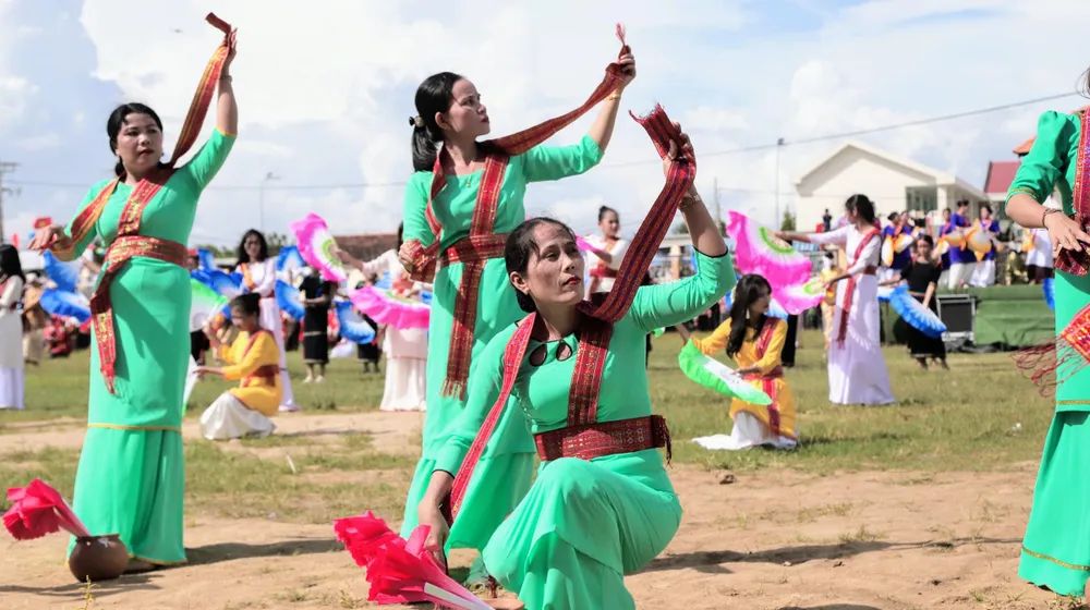 Trong truyền thuyết, người Chăm là chị cả, người Raglai là em út. Theo chế độ mẫu hệ Chăm, em út sẽ là người cất giữ đồ gia bảo của tổ tiên, vì vậy y phục của các vị thần của người Chăm do người Raglai cất giữ. Trước ngày lễ chính, người Raglai sẽ mang y phục của các vị thần xuống để giao cho người Chăm. Các điệu múa tái hiện nghề dệt vải và làm gốm tại lễ rước y trang. Ảnh: NÚI XANH Trong truyền thuyết, người Chăm là chị cả, người Raglai là em út. Theo chế độ mẫu hệ Chăm, em út sẽ là người cất giữ đồ gia bảo của tổ tiên, vì vậy y phục của các vị thần của người Chăm do người Raglai cất giữ. Trước ngày lễ chính, người Raglai sẽ mang y phục của các vị thần xuống để giao cho người Chăm. Các điệu múa tái hiện nghề dệt vải và làm gốm tại lễ rước y trang. Ảnh: NÚI XANH