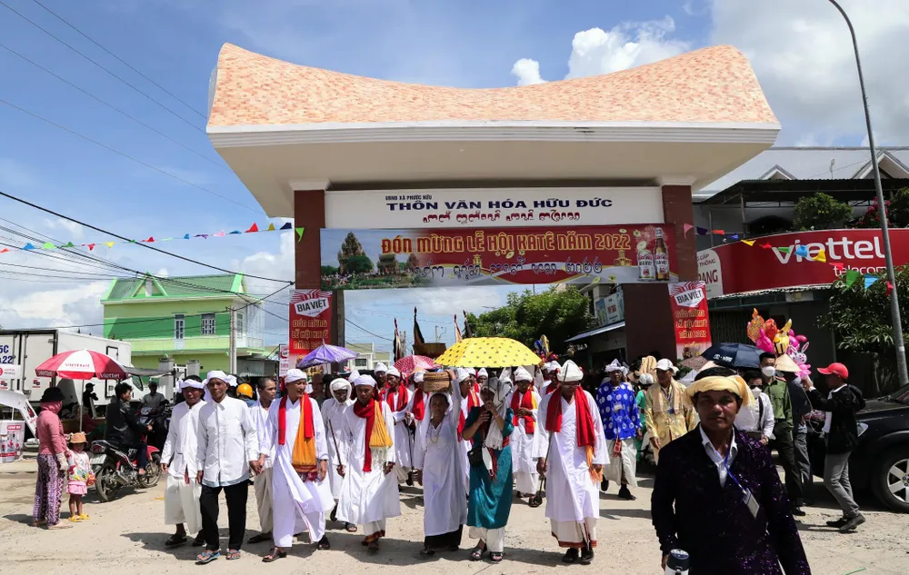 Theo quan niệm của người Chăm theo đạo Bàlamôn, lễ Katê là để tưởng nhớ thần Cha, còn lễ Cambun là lễ cúng tưởng nhớ thần Mẹ. Thần Cha thuộc “dương” còn thần Mẹ thuộc “âm” nên Katê được tổ chức vào thượng tuần trăng (ngày 1 tháng 7 theo Chăm lịch), Cambun được tổ chức vào hạ tuần trăng (ngày 15 tháng 9 Chăm lịch). Tất cả các nghi lễ đều được tổ chức ở các đền, tháp. Khung cảnh lễ hội ngay đầu cổng làng Chăm Hữu Đức trong lễ rước y trang Pô Inư Nưgar. Ảnh: NÚI XANH Theo quan niệm của người Chăm theo đạo Bàlamôn, lễ Katê là để tưởng nhớ thần Cha, còn lễ Cambun là lễ cúng tưởng nhớ thần Mẹ. Thần Cha thuộc “dương” còn thần Mẹ thuộc “âm” nên Katê được tổ chức vào thượng tuần trăng (ngày 1 tháng 7 theo Chăm lịch), Cambun được tổ chức vào hạ tuần trăng (ngày 15 tháng 9 Chăm lịch). Tất cả các nghi lễ đều được tổ chức ở các đền, tháp. Khung cảnh lễ hội ngay đầu cổng làng Chăm Hữu Đức trong lễ rước y trang Pô Inư Nưgar. Ảnh: NÚI XANH