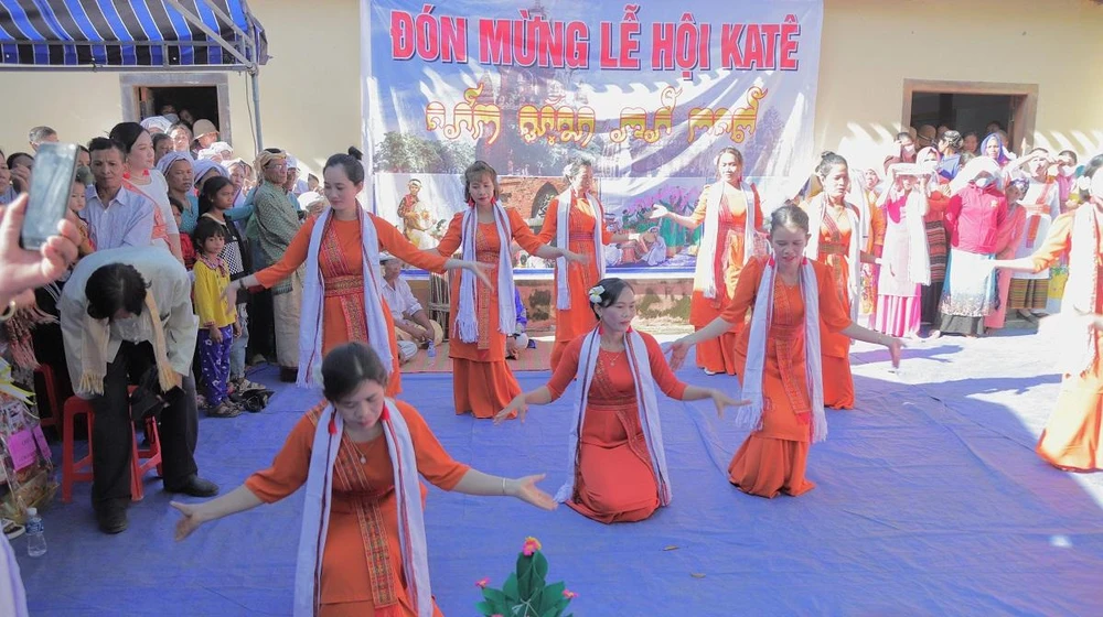 Nghi thức múa khi cúng mở cửa tháp. Ảnh: NÚI XANH