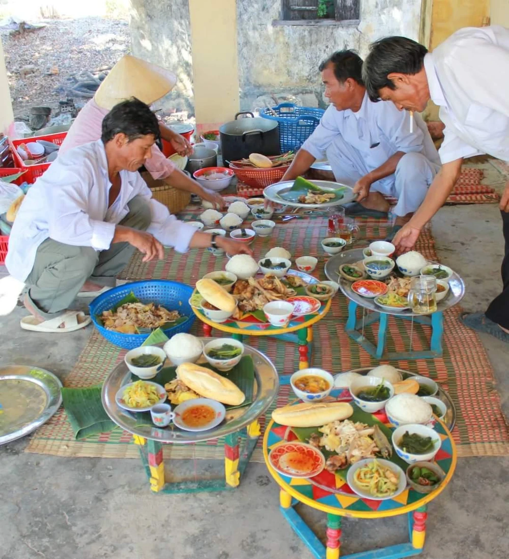 Chuẩn bị mâm lễ cúng ở các làng. Ảnh: NÚI XANH