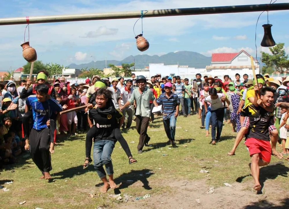 Các hoạt động vui chơi được tổ chức ở các làng. Ảnh: NÚI XANH