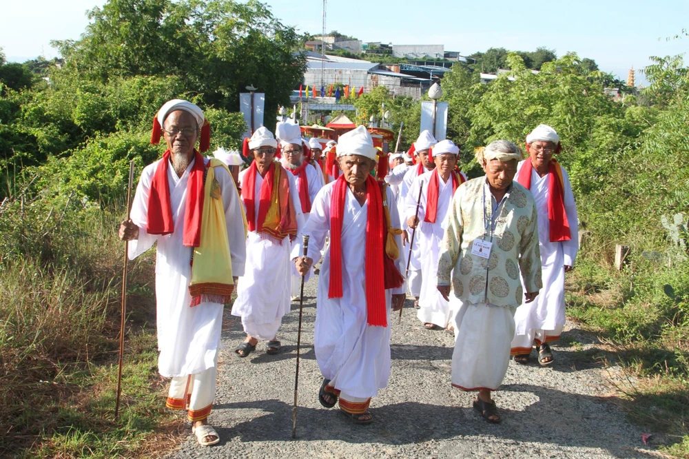 Lễ rước y trang về đền Po Ina Nagar và tháp Po Klong Garai. Ảnh: NÚI XANH