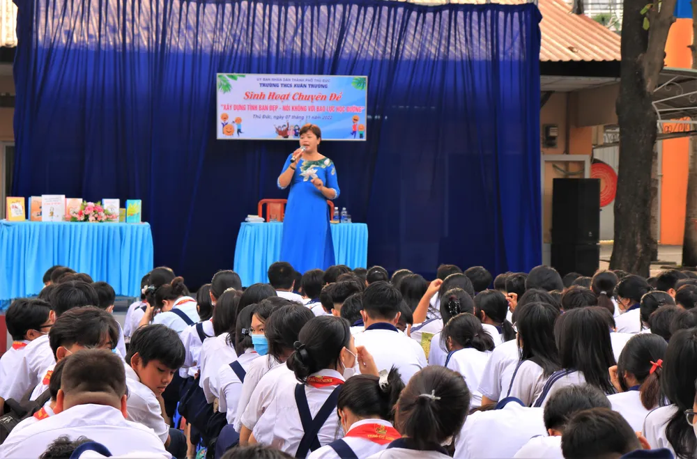 ThS Phạm Thị Thúy, chuyên viên tham vấn tâm lý giao lưu chia sẻ với học sinh trường THCS Xuân Trường. Ảnh: VÕ THƠ