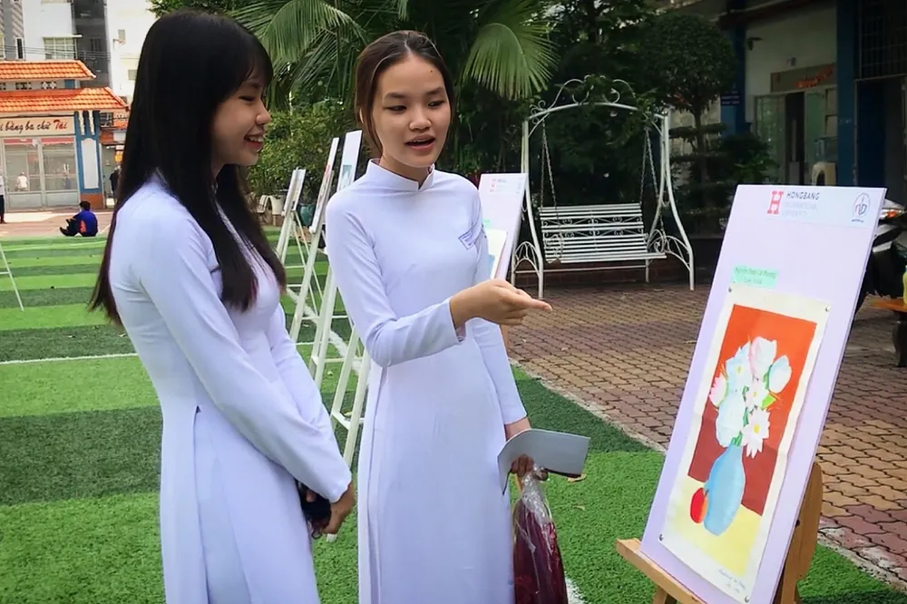 Cát Phượng chia sẻ về bức tranh đạt giải tại triển lãm tranh "Sắc màu". Ảnh: T.N triển lãm tranh sắc màu trường nguyễn du