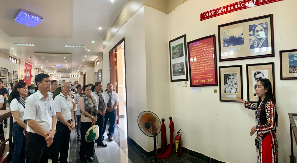 Đoàn tham quan Hành trình Đất Phương Nam nghe thuyết minh về cuộc đời sự nghiệp của nữ tướng Nguyễn Thị Định. Ảnh: HL
