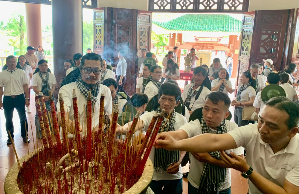 Đoàn tham quan hành trình Đất Phương Nam dâng hương tại khu mộ cụ Nguyễn Đình Chiểu. Ảnh: H.LAN