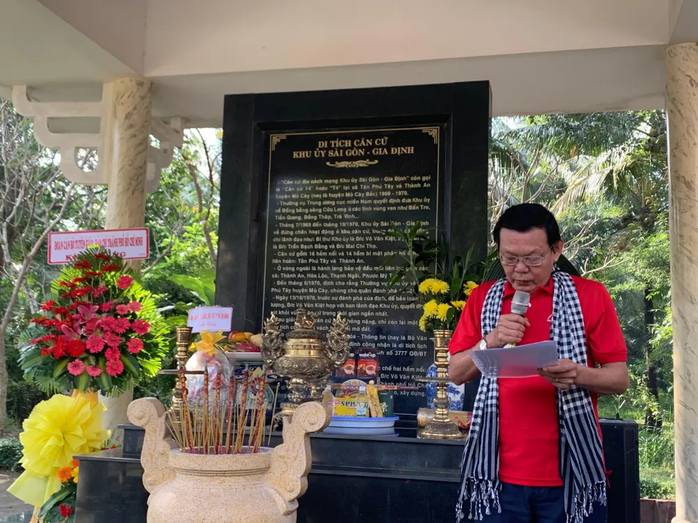 Chủ tịch Hội nhà báo TP.HCM Nguyễn Tấn Phong đại diện đoàn phát biểu sau khi đoàn dâng hương. Ảnh: H.LAN