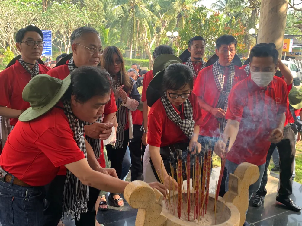 Đoàn cán bộ, báo chí, xuất bản TP.HCM dâng hương tại căn cứ Khu ủy Sài Gòn - Gia Định. Ảnh: H.LAN