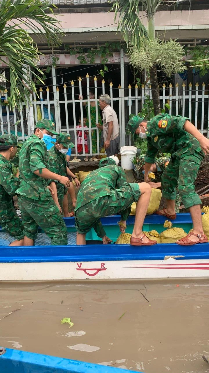 Lực lượng Đồn biên phòng Đất Mũi giúp người dân giữa mùa nước nổi. Ảnh: ĐBP