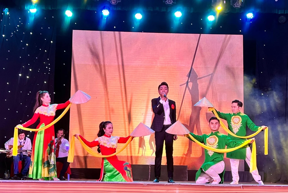 Một trong những tiết mục được chọn vào vòng chung kết Tiếng hát người làm báo.