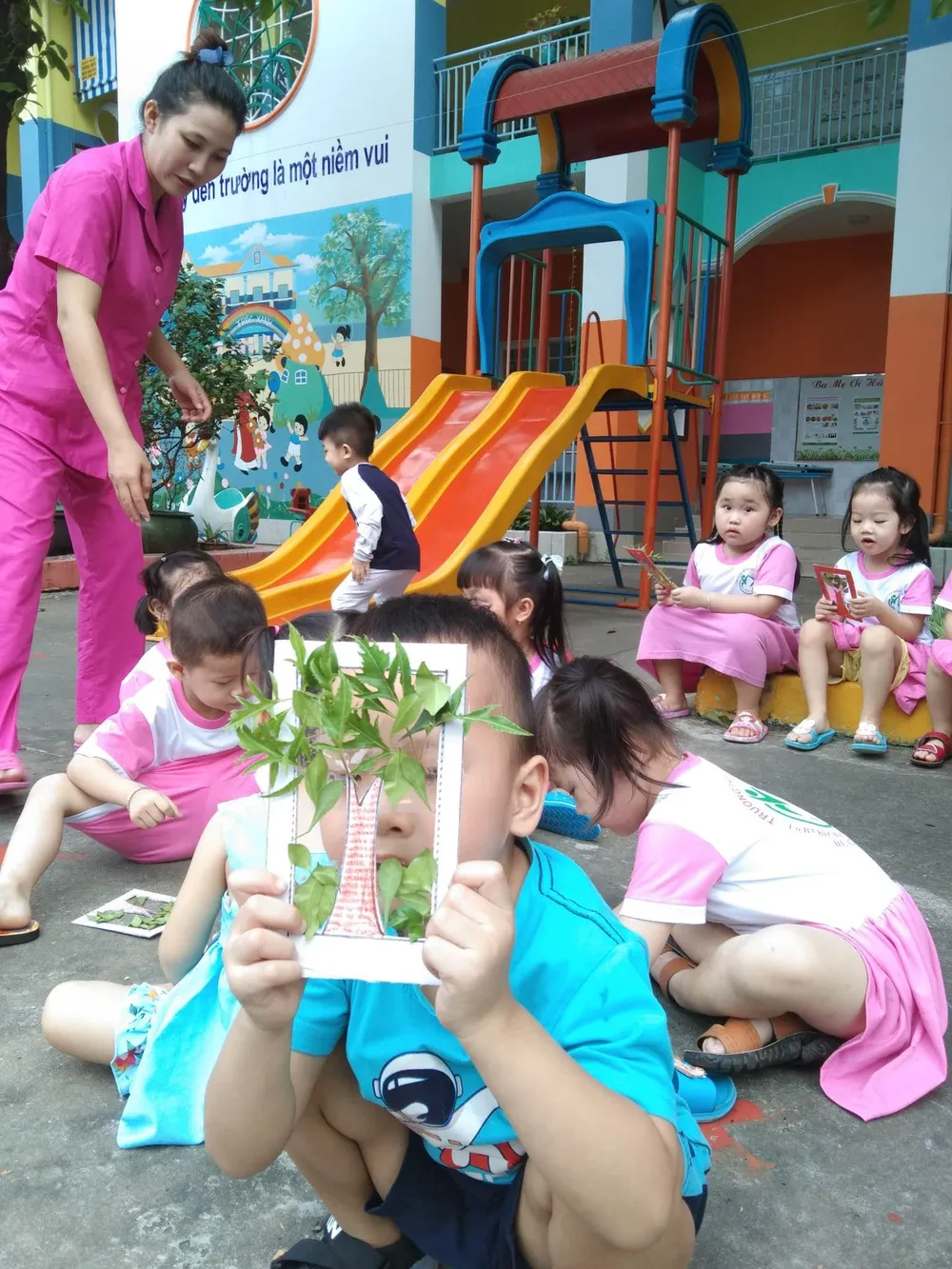 Các bé trường mầm non Trúc Xanh hào hứng với phiên chợ Tết quê. 