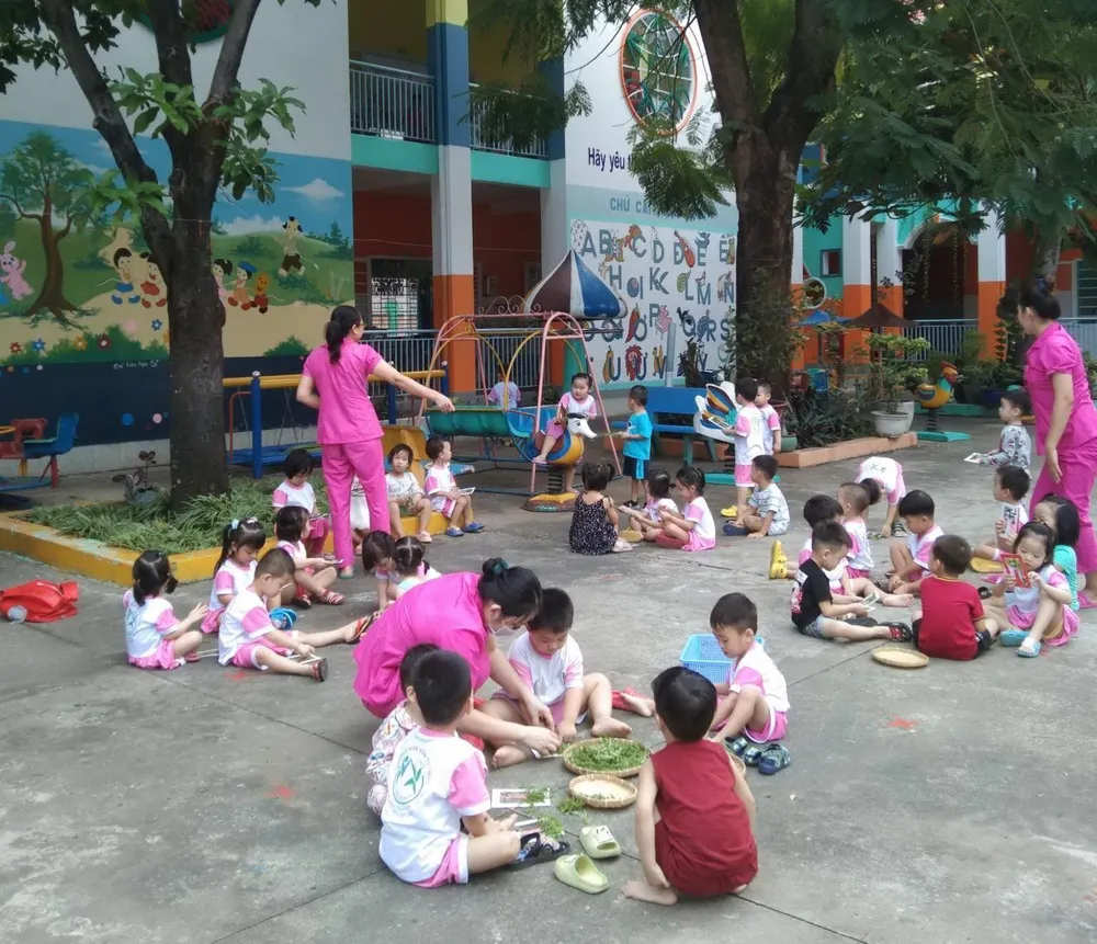 Các em trường mầm non Trúc Xanh hào hứng chơi chợ Tết quê. 