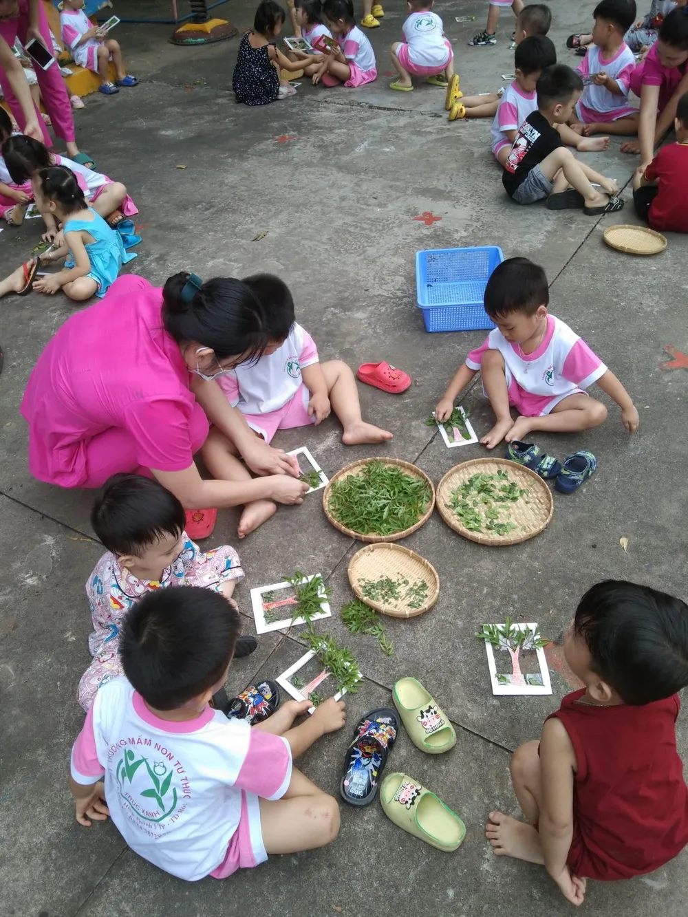 Các em trường mầm non Trúc Xanh hào hứng chơi chợ Tết quê. 