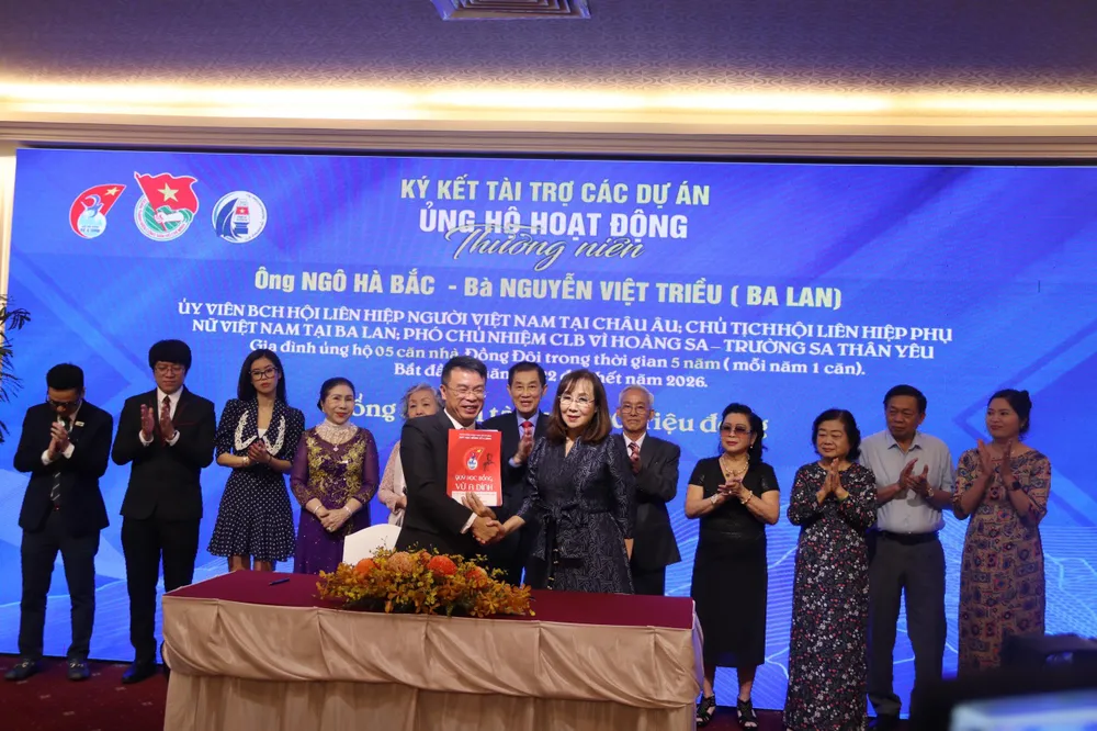 Các cá nhân, đơn vị ký kết ủng hộ chăm lo các hoạt động của Quỹ học bổng Vừ A Dính. 