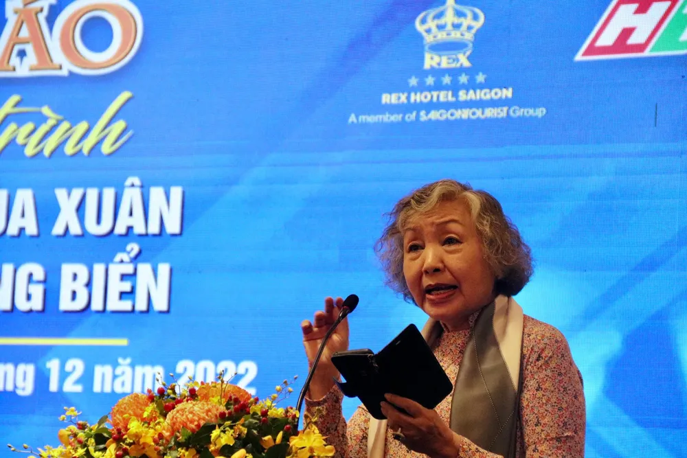 Bà Nguyễn Thị Sơn, Phó Giám đốc Quỹ học bổng Vừ A Dính chia sẻ một bài thơ hướng về biển đảo do chính mình sáng tác.