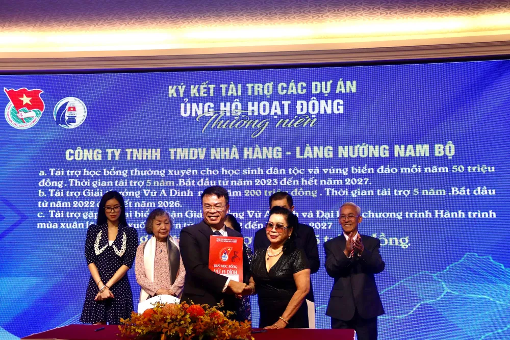 Các cá nhân, đơn vị ký kết ủng hộ chăm lo các hoạt động của Quỹ học bổng Vừ A Dính. 