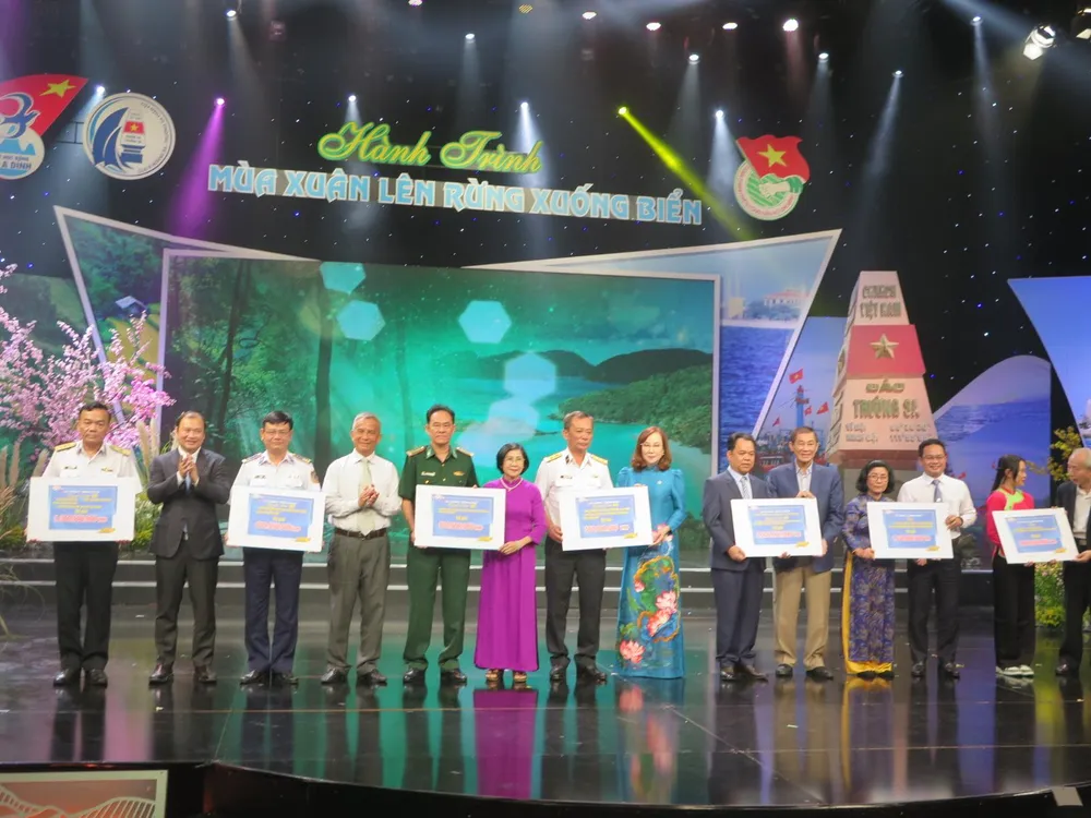 Các nhà tài trợ trao bảng tượng trưng ủng hộ tại chương trình "Hành trình mùa xuân lên rừng xuống biển". Các nhà tài trợ trao bảng tượng trưng ủng hộ tại chương trình "Hành trình mùa xuân lên rừng xuống biển".