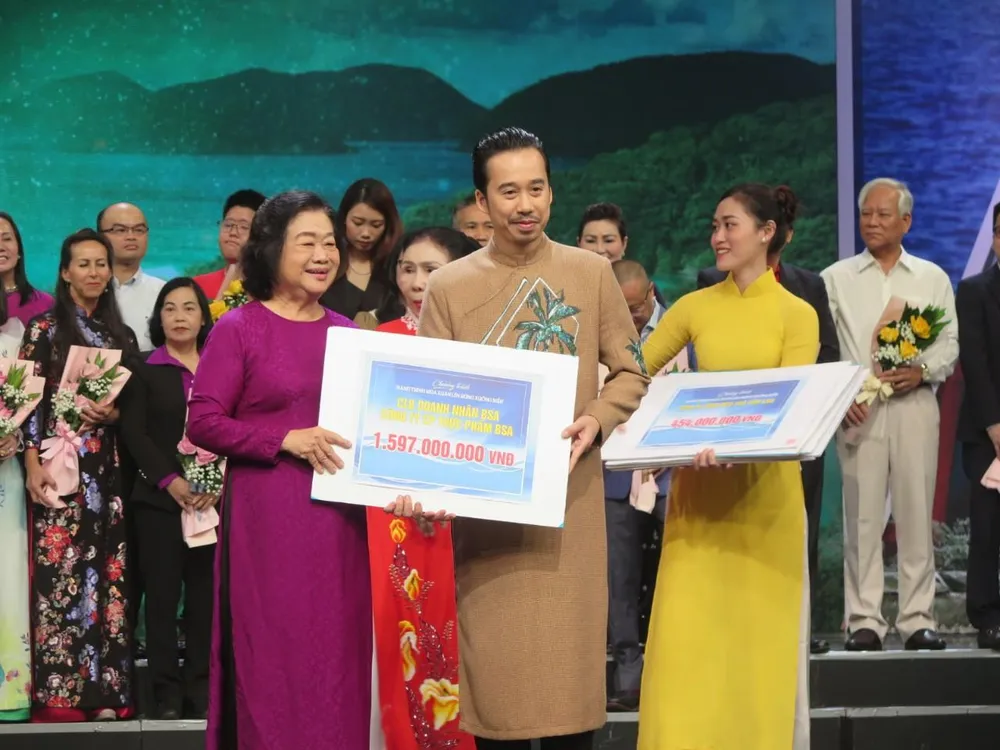 Đại diện CLB Doanh nhân BSA trao bảng tượng trưng ủng hộ tại chương trình. Đại diện CLB Doanh nhân BSA trao bảng tượng trưng ủng hộ tại chương trình.